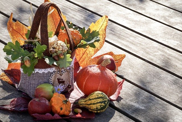 košíček ozdobený dýní s podzimní tematikou